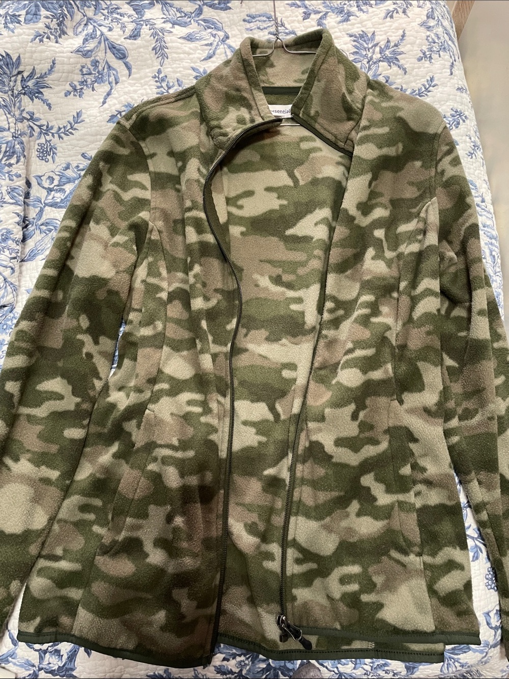 Amazon essentials camo jacket size L